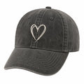 Schwarze Basecap mit Herzstickerei